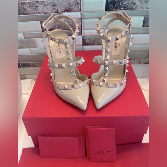 Valentino Garavani Shoes - VALENTINO GARAVANI
Tan Rockstud Caged Heels
